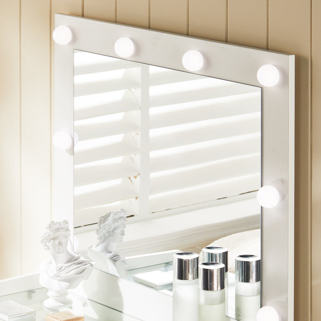 The closer view of the mirror and the 8 LED bulbs of the dressing table set.