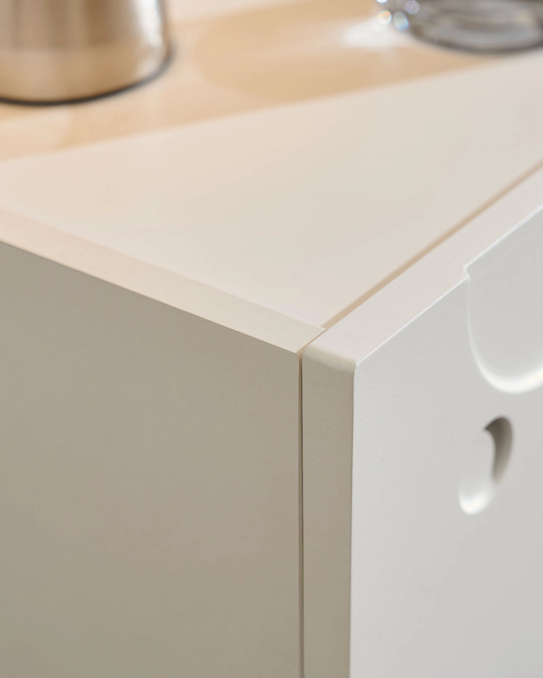 Detail view of the rounded edge corners on the Bubbli white bedside table