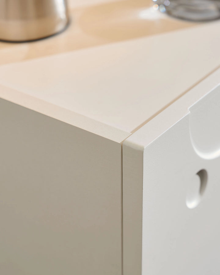 Detail view of the rounded edge corners on the Bubbli white bedside table