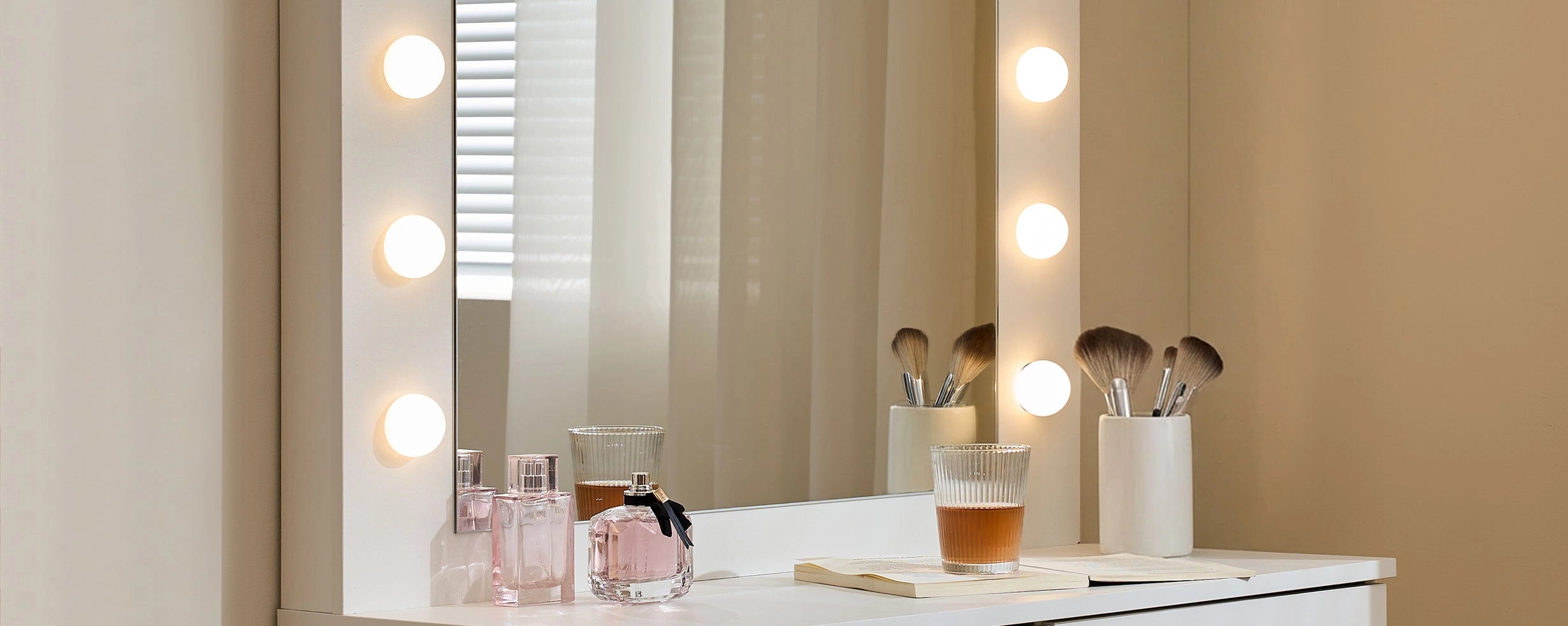  Light bulbs of the Hollywood White Dressing Table Set glowing with a soft warm light