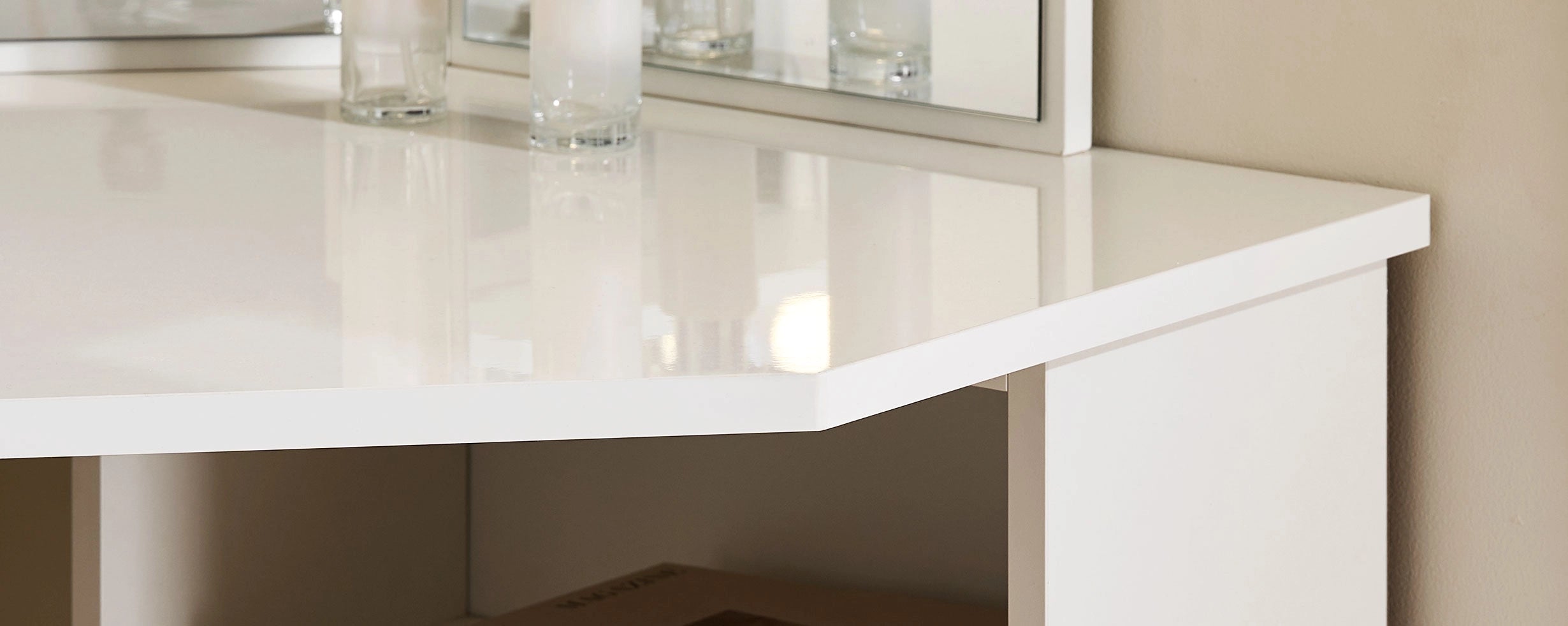the high gloss tabletop of Roze corner dressing table
